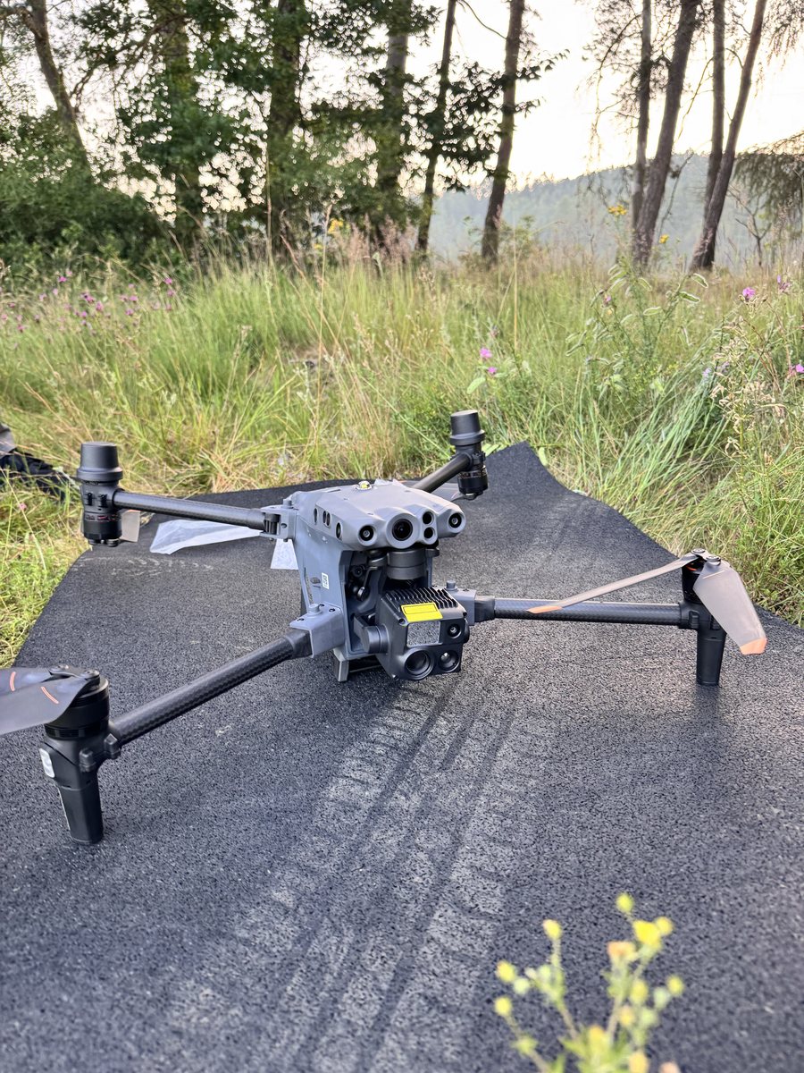 Dron připravený k letu na louce